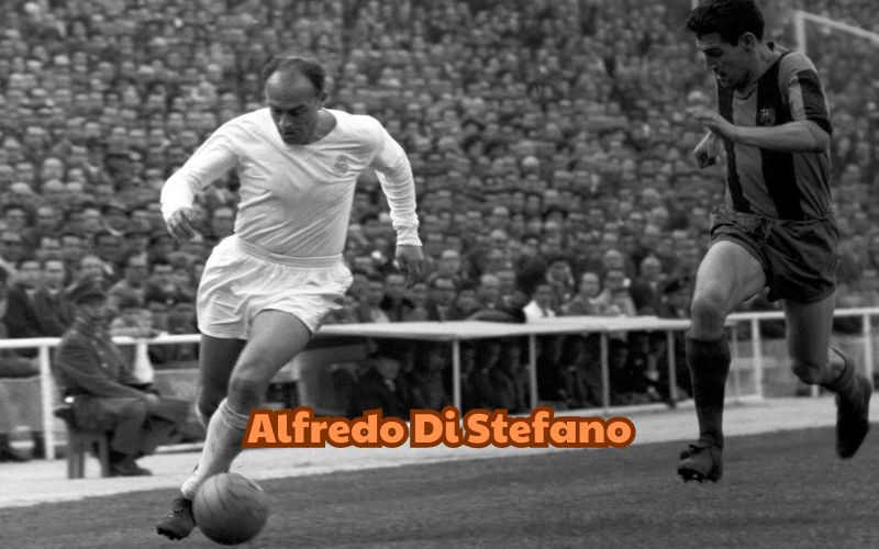 "Mũi tên bạc" Alfredo Di Stefano đã nâng tâm vị trí tiền vệ với khả năng tấn công thượng thừa