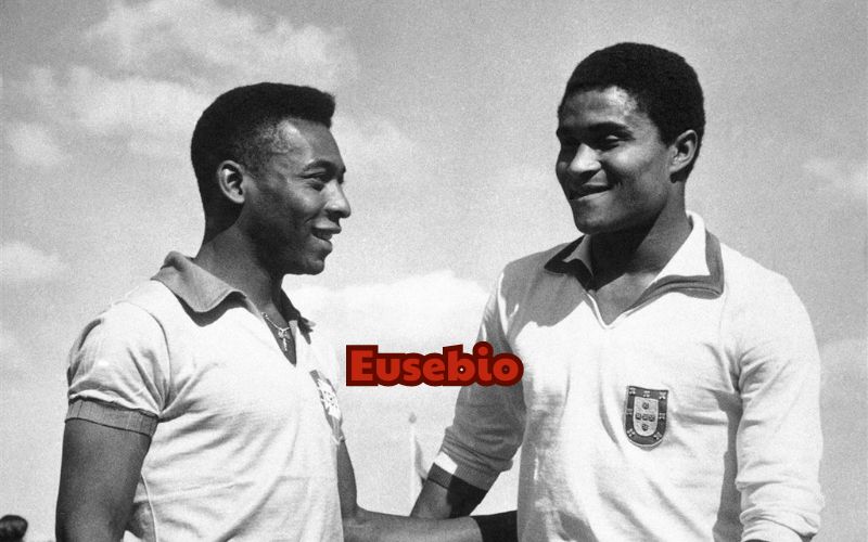 Eusebio (phải) trong một trận đấu với Brazil của "vua bóng đá" Pele