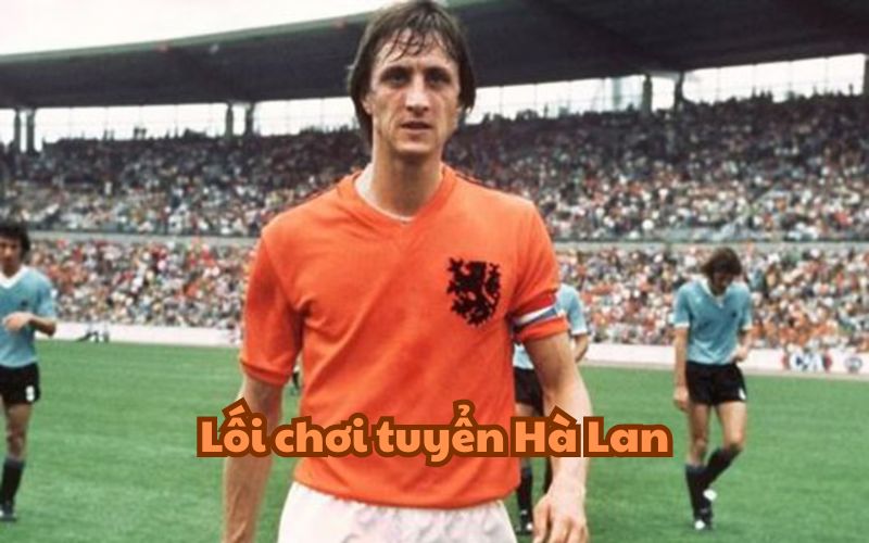 Lối chơi “total football” hay “bóng đá tổng lực”, do HLV Rinus Michels sáng tạo và Johan Cruyff nâng tầm