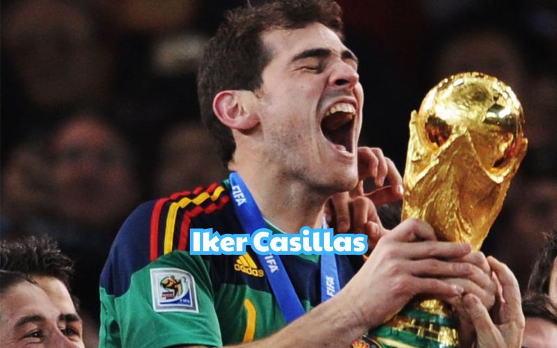 Casillas là đội trưởng của tuyển Tây Ban Nha, và đã giúp đội tuyển giành được hai chức vô địch Euro và một World Cup